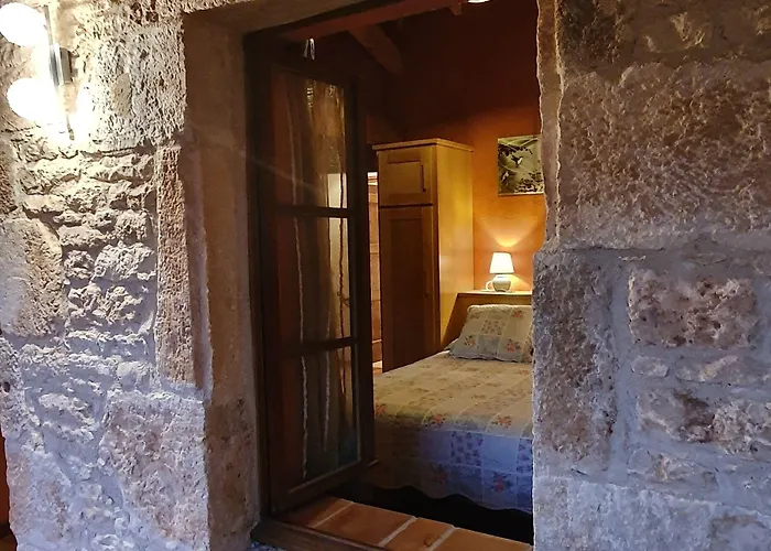 Pensión Domaine Du Cardou 4*